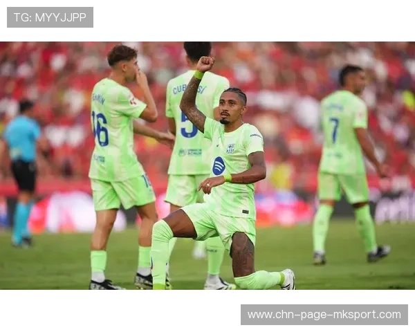 巴萨禁区左侧传中到位，拉菲尼亚横敲门前推进入网